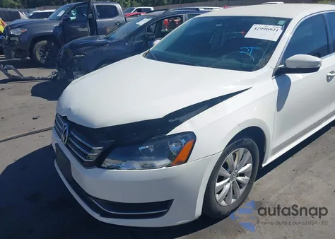 2015 Volkswagen Passat 1.8T Limited Edition/1.8T S/1.8T Wolfsburg Edition z USA, uszkodzony, nr VIN 1VWAS7A31FC114836